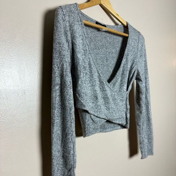 CLEARANCE! Gray Boutique Wrap Crop Sweater Size M NWT - Picture 3 of 5